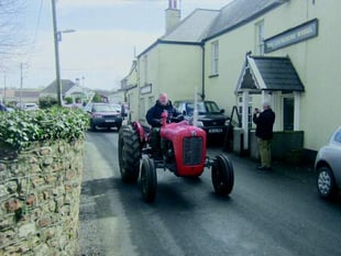 650 tractors in vintage rally pass through Hemyock