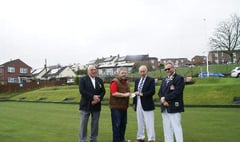 Bowlers’ cheque for air ambulance