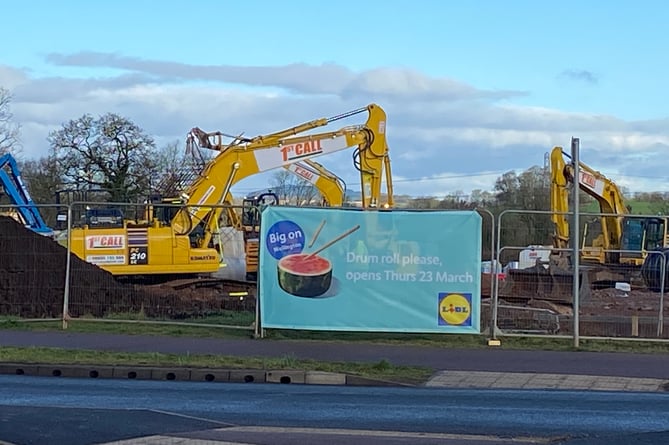 The new banner revealing Lidl Wellington opening date
