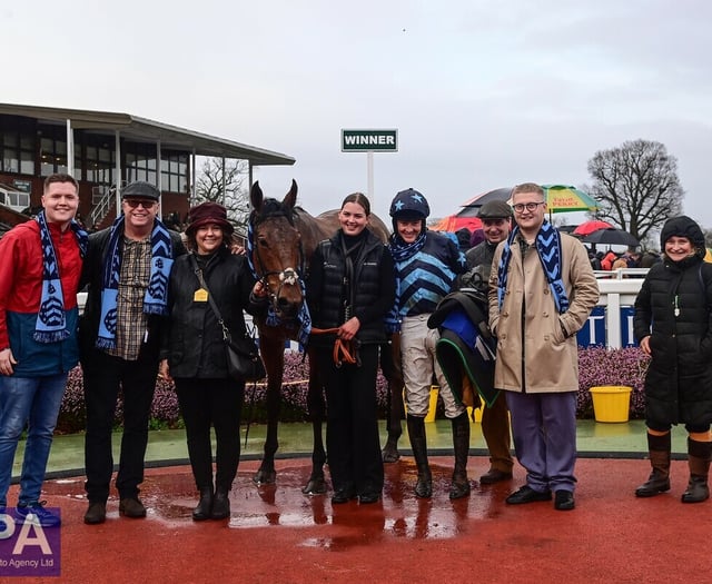 Rain fails to put off race goers at Taunton course