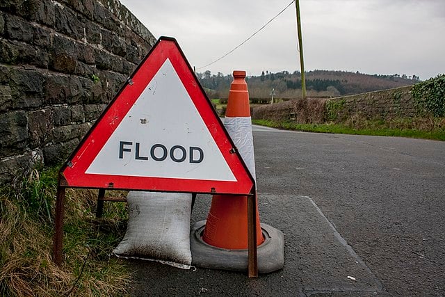 A flood sign placed ahead of flood warnings
