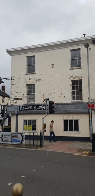 Cllr Zoe Barr welcomed the swift removal of an unsightly budleia bush from a town centre property