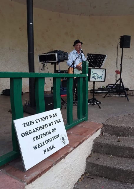 Rod Thomas performing at Wellington's Music in the Park.