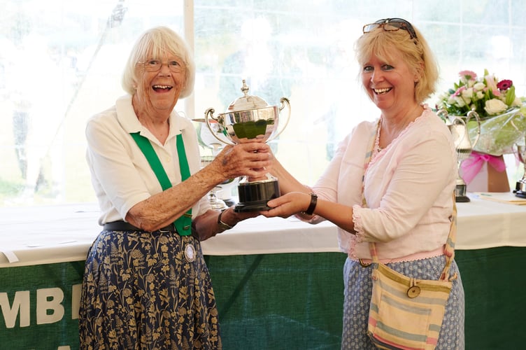 Kirsty Boutflower presents the 'Best in Show' cup to Bernadette Rowe