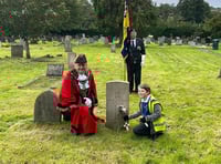 Mayor lays flowers at war graves