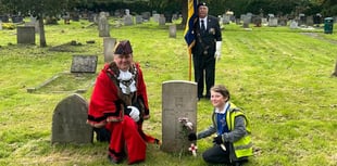 Mayor lays flowers at war graves