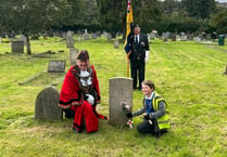 Mayor lays flowers at war graves