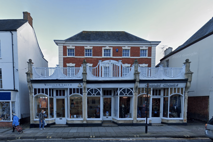 Planers have given the thumbs up for empty office space to become five new flats in the town centre