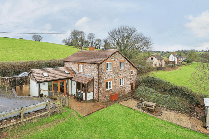 Charming rural cottage for sale in Samford Arundel: enjoy picturesque views of the Somerset Countryside