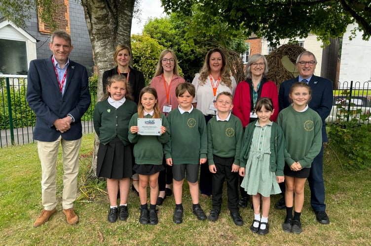 Beech Grove Primary School has received an award for the outstanding work it does to promote online safety