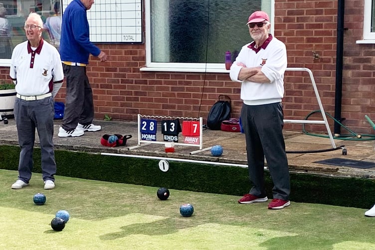 Arthur Carter (left) and Brian Wombwell look happy with their game!