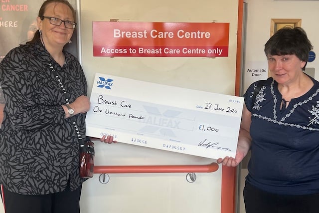 Wendy Parsons (left) and Mandy Parsons with their £1,000 cheque for Love Musgrove.