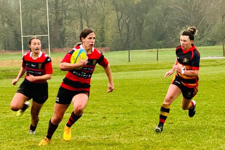 Maxim Pontin on her way to scoring a hat-trick of tries for Vixens