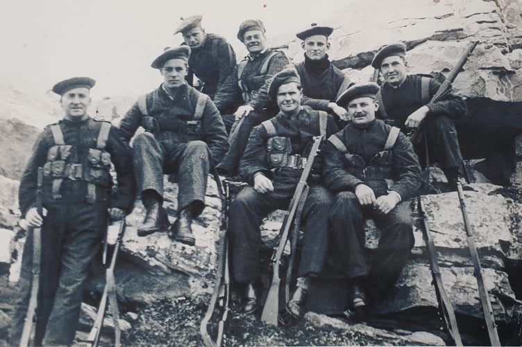The only known photograph of the Tabaris Highlanders with their Lee Enfield rifles.