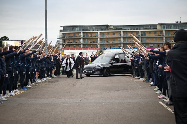 Somerset players form a guard of honour for Mary Elworthy-Coggan