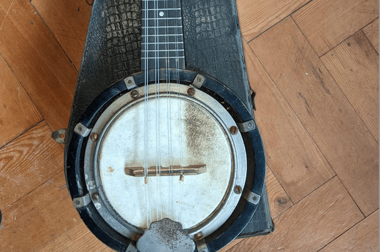 A banjo brought into Uffculme repair café