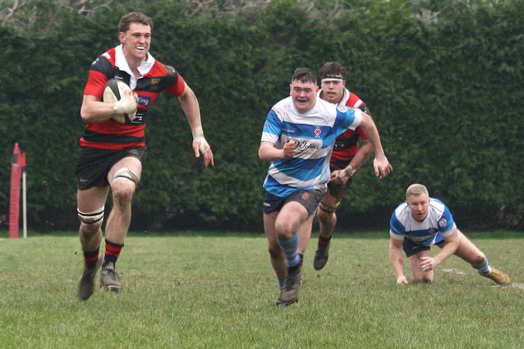 Cam Venn runs in a try for Wellington against Teignmouth