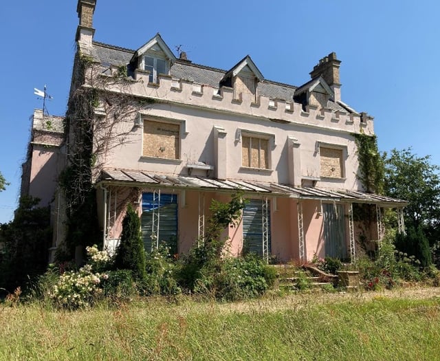 Plans to convert boarded up listed building thrown out by planners