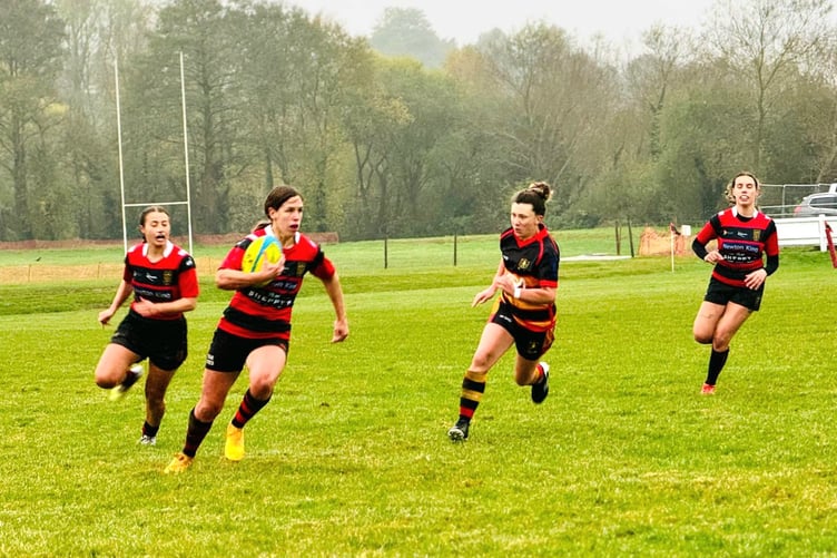Maxine Pontin on the attack for Vixens