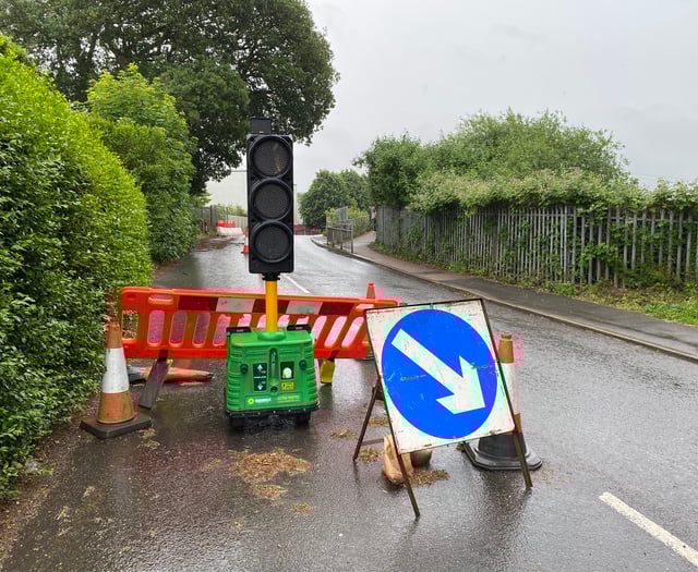 Mayhem on bridge as temporary traffic lights stop working