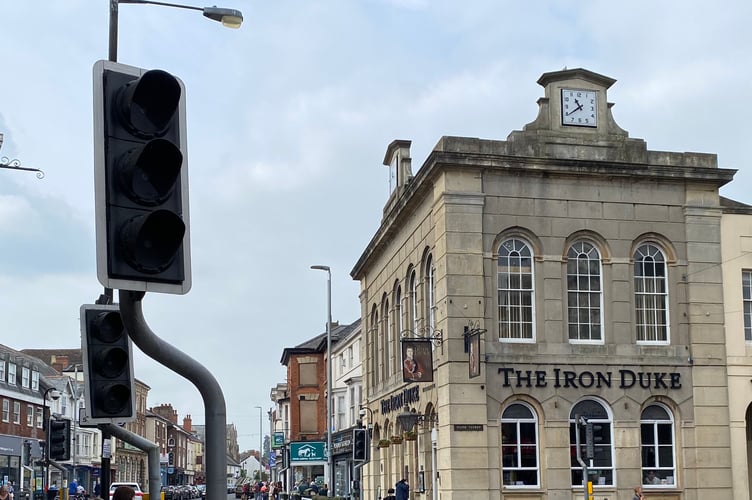 Somerset Council have admitted there’s “nothing they can” do to support drivers and pedestrians when traffic lights fail due to a power cut. 