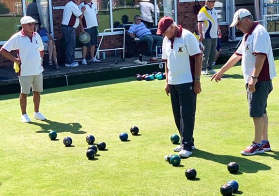 Mike Groves and Nick Channan (centre) consult during their victory.
