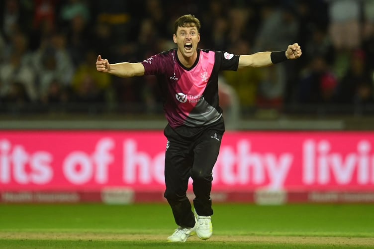 The departing Matt Henry took 4-21 for Somerset against Essex