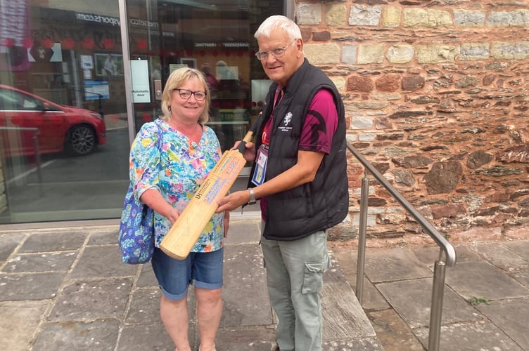 Denise Marsh presenting the Viv Richards bat to Mike Unwin from the SCM