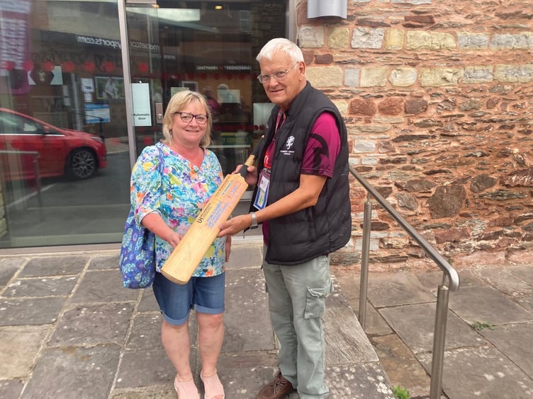 Denise Marsh presenting the Viv Richards bat to Mike Unwin from the SCM