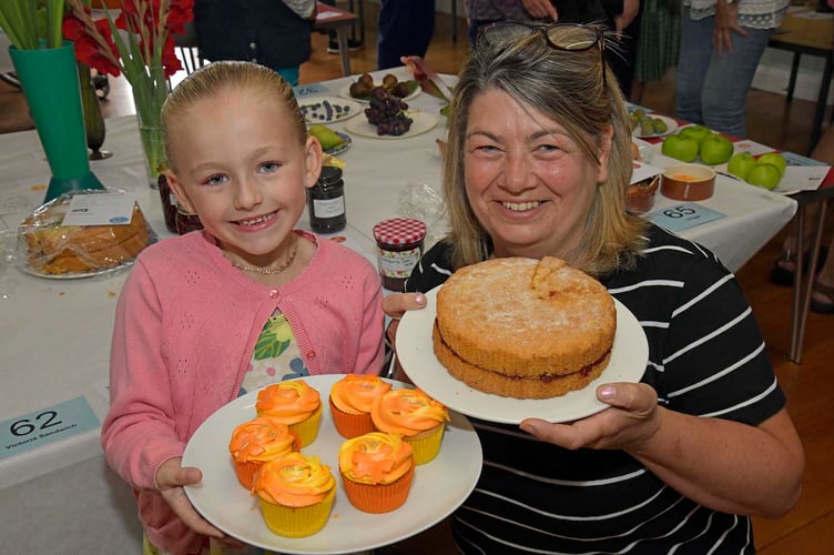 Vickey Lovell and Hallie Binding with prize winning cakes