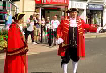 Moving tribute as town council brings Wellington traffic to halt for national silence