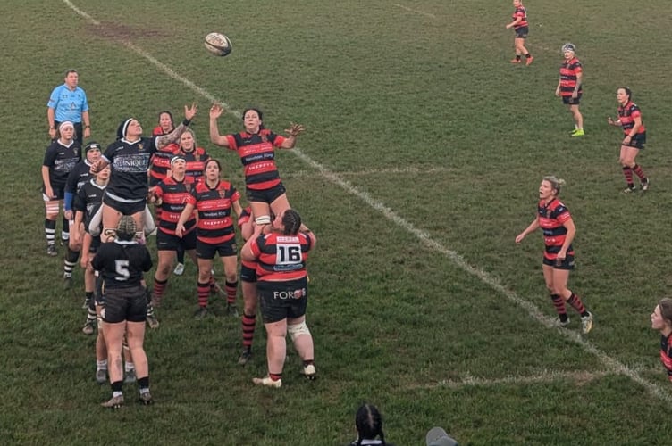 Lineout action between Brixham Sirens and Wellington Vixens (Red & Blacks)