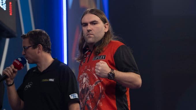 Smashing Searle beats German No 1 Schindler