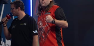 Searle breezes into quarter-finals of World Darts Championship