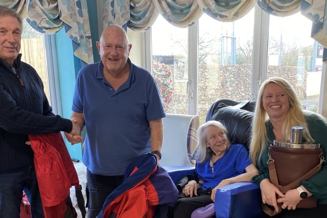Yachtsman donates kit to charity