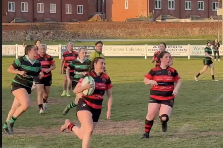 Full back Courtney Sellick on her way to scoring the Vixens' opening try.