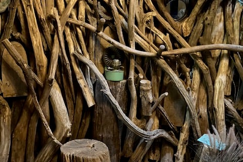 Bowey's garden owned by Nigel Palfrey included a 'Crankle Bothy' which impressed the visitors.